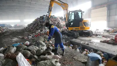 Тело новорожденного ребенка нашли во время сортировки мусора в Алматы