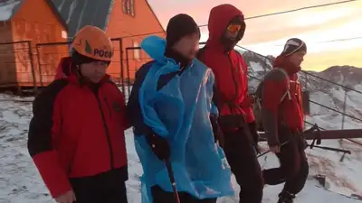 11 подростков в непогоду поднялись на гору в Алматинской области и потерялись, фото - Новости Zakon.kz от 26.05.2024 21:31