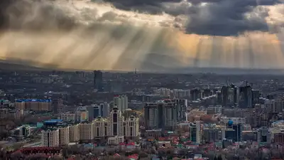 Алматы, плохая погода, тучи, вид на город Алматы
