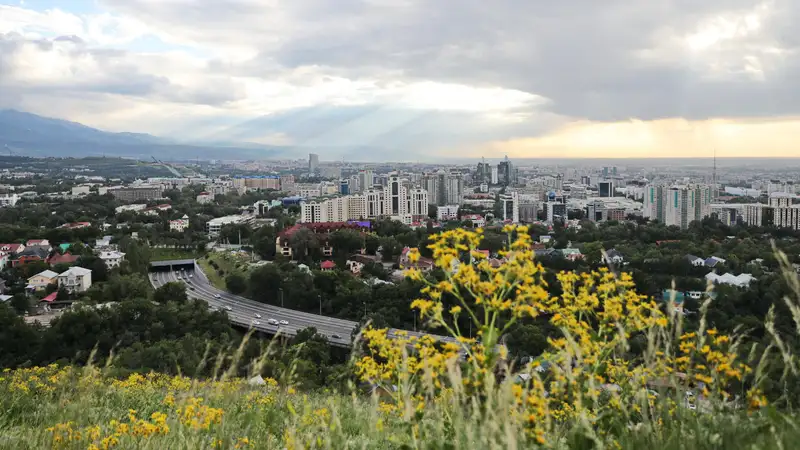 Алматы, тучи, дождливая погода, вид на город