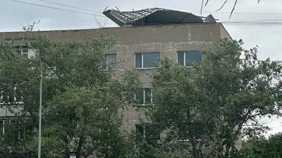Крыша пятиэтажки обрушилась в Семее, фото - Новости Zakon.kz от 27.05.2024 14:25