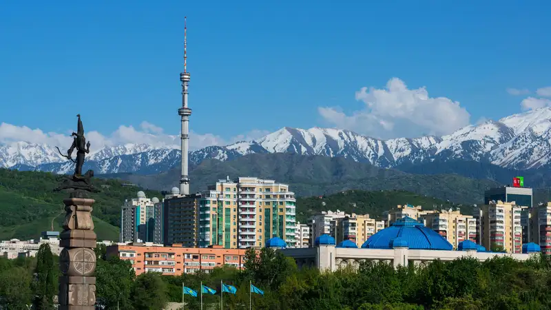 Алматы, вид на город Алматы, достопримечательности города, лето, флаги Казахстана, Кок-Тобе, Центральный Государственный музей РК, статуя Золотого человека, горы