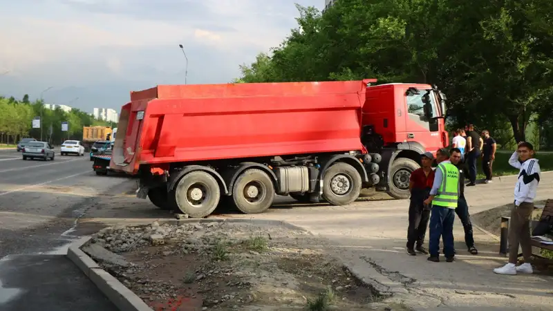 Мопедист погиб под колесами грузовика в Алматы, фото — Новости Zakon.kz от 29.05.2024 18:16