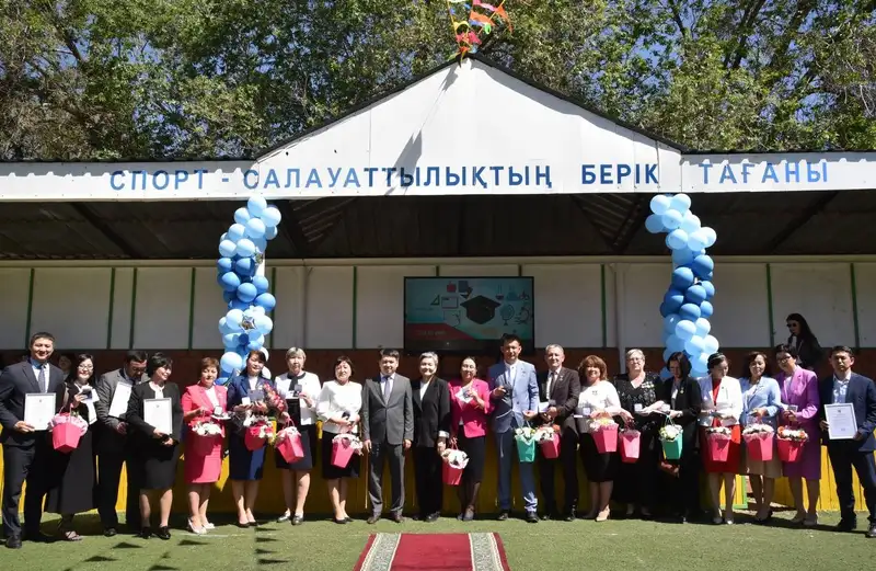 Награждение учителей, фото — Новости Zakon.kz от 31.05.2024 03:47