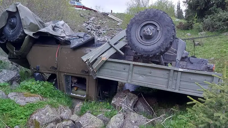 Грузовик Погранслужбы улетел с серпантина в обрыв в Алматы, фото - Новости Zakon.kz от 02.06.2024 20:39