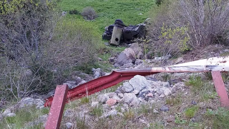 Грузовик Погранслужбы улетел с серпантина в обрыв в Алматы, фото - Новости Zakon.kz от 02.06.2024 20:39