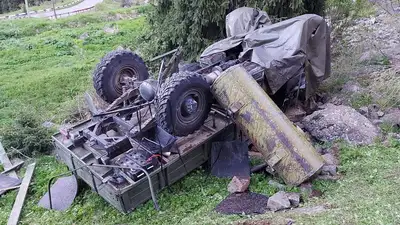 Грузовик Погранслужбы улетел с серпантина в обрыв в Алматы, фото - Новости Zakon.kz от 02.06.2024 20:39