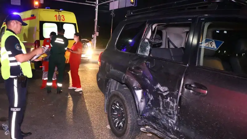 Мопедист разбился насмерть, врезавшись на полном ходу во внедорожник в Алматы , фото - Новости Zakon.kz от 03.06.2024 23:19