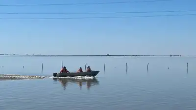 Кадры спасения сельчан из-за поднятия уровня воды реки Жайык попали на видео