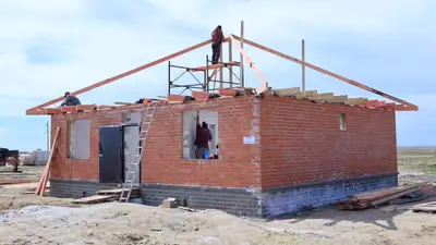 После паводка: для многодетной семьи из Костанайской области строят новый дом