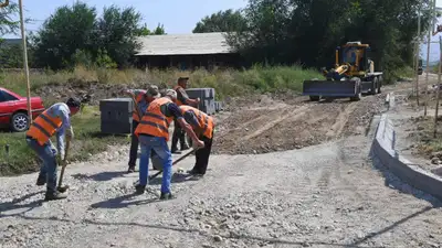 Асфальт и свет: благодаря &quot;Ауыл - ел бесігі&quot; благоустраивают Жаксынский район, фото - Новости Zakon.kz от 15.05.2024 14:27