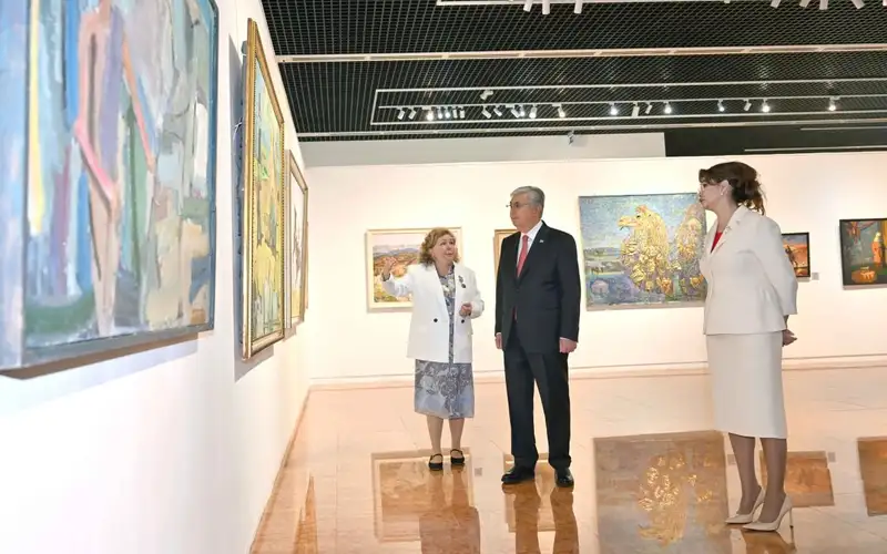 Токаев посмотрел картину Леонардо да Винчи, впервые привезенную в Казахстан, фото — Новости Zakon.kz от 06.06.2024 15:18