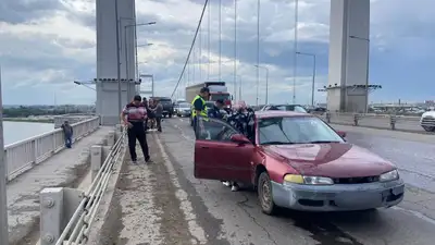 В Семее на подвесном мосту женщина на мопеде спровоцировала массовое ДТП 