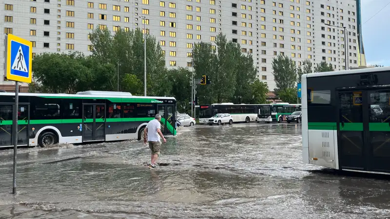 Ливень, пешеход, непогода, фото - Новости Zakon.kz от 07.06.2024 15:15