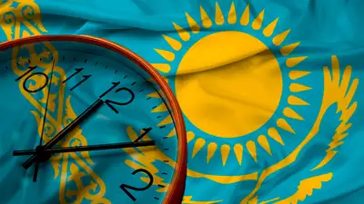 циферблат на фоне флага Казахстана