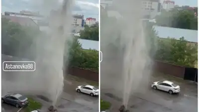 Сильный фонтан воды забил из люка в Астане