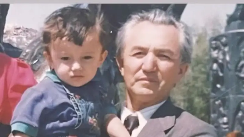 Димаш Кудайберген опубликовал детское фото с дедушкой в годовщину его смерти , фото - Новости Zakon.kz от 14.06.2024 01:15