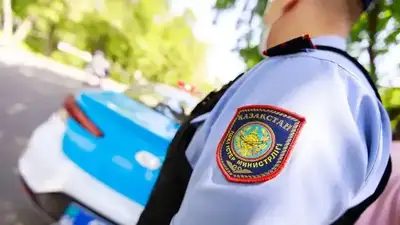 Нападение на полицейского попало на видео в Алматинской области 