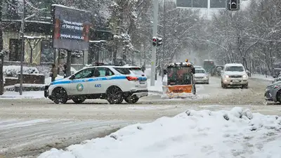 Полицейская машина, зима, полиция