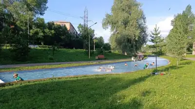 дети купаются в опасном фонтане, фото - Новости Zakon.kz от 14.06.2024 20:40