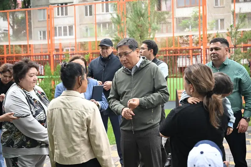 беседа с жителями в  мкр. Калкаман, аким Алматы, фото — Новости Zakon.kz от 14.06.2024 15:37