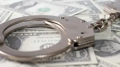 наручники на долларах США