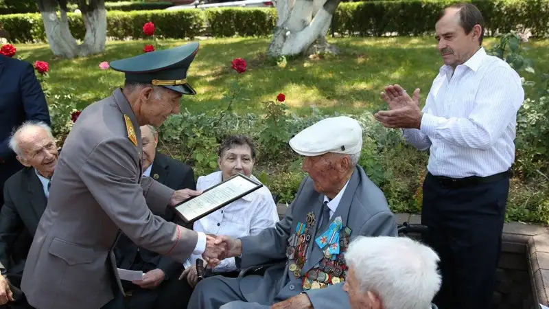 день рождения ветерана, фото - Новости Zakon.kz от 16.06.2024 12:39