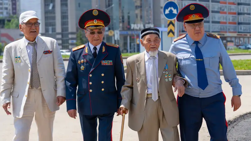 В ВКО ветерана ВОВ поздравили с вековым юбилеем, фото — Новости Zakon.kz от 17.06.2024 21:05