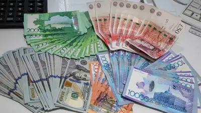 Курсы валют в обменниках, фото - Новости Zakon.kz от 19.06.2024 10:55