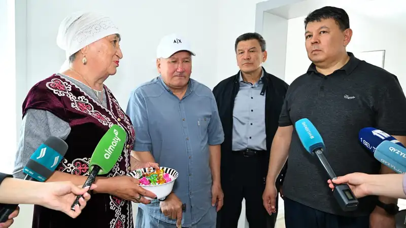 Вручил ключи от 47 новых домов пострадавшим североказахстанцам от паводка, фото — Новости Zakon.kz от 20.06.2024 17:34