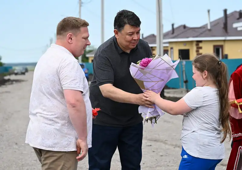 Вручил ключи от 47 новых домов пострадавшим североказахстанцам от паводка, фото — Новости Zakon.kz от 20.06.2024 17:34