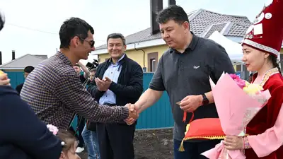 Вручил ключи от 47 новых домов пострадавшим североказахстанцам от паводка