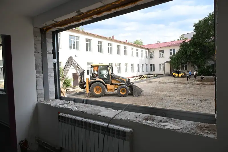 Осмотр хода строительства пристройки на 200 мест к школе-гимназии №103, фото — Новости Zakon.kz от 25.06.2024 13:22