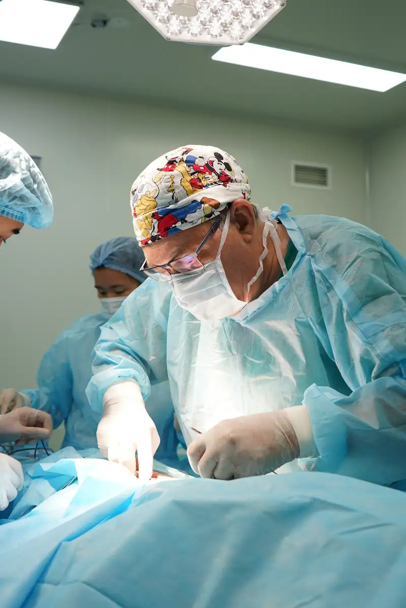 Известный российский хирург прооперировал 13 казахстанских детей, фото — Новости Zakon.kz от 21.06.2024 16:11
