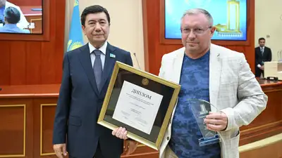 Журналист Zakon.kz получил премию &quot;Парламент сөзі&quot;, фото - Новости Zakon.kz от 25.06.2024 21:44