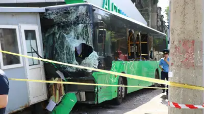 Видео страшного ДТП с автобусом в Алматы