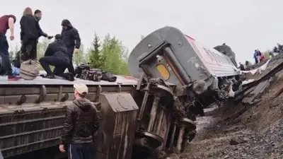 поезд сошел с рельсов в России