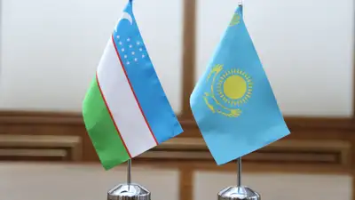 Флаги Узбекистана и Казахстана, торговля, международные отношения 