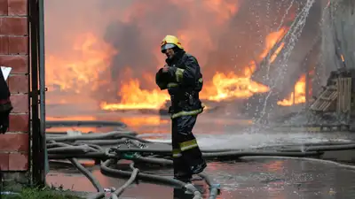 Пожар на складе, пожар на складских помещениях, горящие склады, горящие складские помещения, тушение складов, огонь, возгорание складских помещений, пожарный кран, фото - Новости Zakon.kz от 23.08.2024 03:50