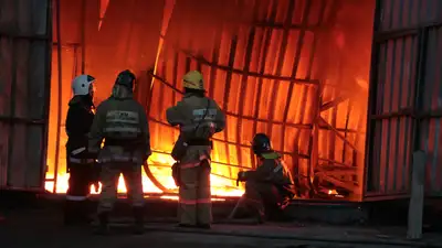 Пожар на складе, пожар на складских помещениях, горящие склады, горящие складские помещения, тушение складов, пожарные, пожарный, пожарная служба, огонь, возгорание складских помещений