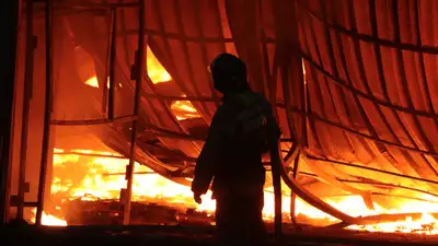 Пожар на складе, пожар на складских помещениях, горящие склады, горящие складские помещения, тушение складов, пожарные, пожарный, пожарная служба, огонь, возгорание складских помещений, фото - Новости Zakon.kz от 10.10.2024 04:32