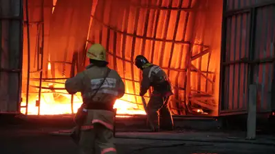 Пожар на складе, пожар на складских помещениях, горящие склады, горящие складские помещения, тушение складов, пожарные, пожарный, пожарная служба, огонь, возгорание складских помещений