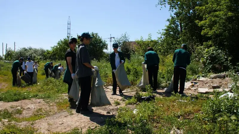 Столичная молодежь очистила от мусора берег Есиля, фото - Новости Zakon.kz от 27.06.2024 15:37