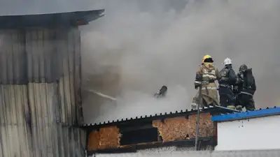 Пожар на складе, пожар на складских помещениях, горящие склады, горящие складские помещения, тушение складов, огонь, возгорание складских помещений, пожарный кран, сурет - Zakon.kz жаңалық 16.09.2024 09:41