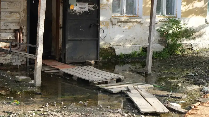 Аварийный дом, Кокшетау, грунтовые воды, канализация, жалобы жильцов, фото — Новости Zakon.kz от 27.06.2024 13:09