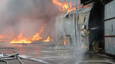 Пожар на складе, пожар на складских помещениях, горящие склады, горящие складские помещения, тушение складов, огонь, возгорание складских помещений, пожарный кран, фото - Новости Zakon.kz от 13.10.2024 03:33