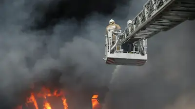 Пожар на складе, пожар на складских помещениях, горящие склады, горящие складские помещения, тушение складов, огонь, возгорание складских помещений, пожарный кран