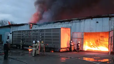 Пожар на складе, пожар на складских помещениях, горящие склады, горящие складские помещения, тушение складов, пожарные, пожарный, пожарная служба, огонь, возгорание складских помещений