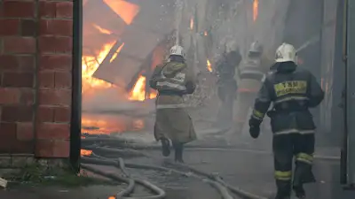 Пожар на складе, пожар на складских помещениях, горящие склады, горящие складские помещения, тушение складов, огонь, возгорание складских помещений, пожарный кран, сурет - Zakon.kz жаңалық 15.08.2024 09:55