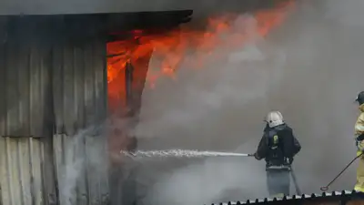 Пожар на складе, пожар на складских помещениях, горящие склады, горящие складские помещения, тушение складов, огонь, возгорание складских помещений, пожарный кран, фото - Новости Zakon.kz от 28.10.2024 05:05